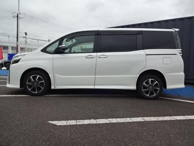 ヴォクシー ＺＳ　煌　エンジンスターター　アイドリングストップ　レーンキープ　クルーズコントロール　衝突被害軽減ブレーキ　フロント熱線　オートハイビーム　フォグランプ　エンジンスターター　両側パワースライドドア　ＥＴＣ（14枚目）