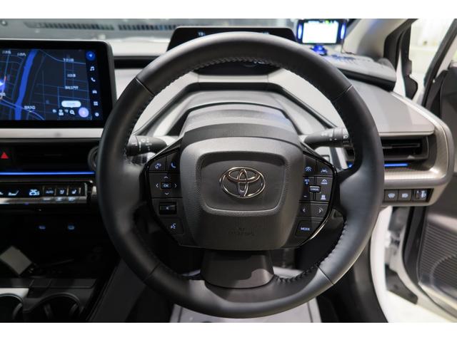 プリウス Ｚ　４ＷＤドライレコ前後　ステアリングヒーター　シートヒーター＆クーラー　ヒーテッドドアミラー　パワーバックドア　アラウンドビューモニター　オートハイビーム　レーンキープ　プッシュスタート　ＦＲソナー（8枚目）