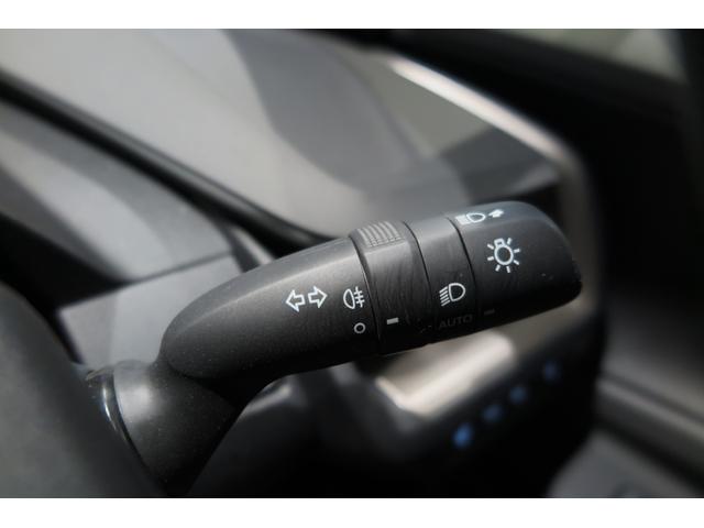 プリウス Ｚ　４ＷＤドライレコ前後　ステアリングヒーター　シートヒーター＆クーラー　ヒーテッドドアミラー　パワーバックドア　アラウンドビューモニター　オートハイビーム　レーンキープ　プッシュスタート　ＦＲソナー（10枚目）