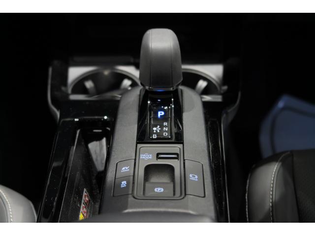 プリウス Ｚ　４ＷＤドライレコ前後　ステアリングヒーター　シートヒーター＆クーラー　ヒーテッドドアミラー　パワーバックドア　アラウンドビューモニター　オートハイビーム　レーンキープ　プッシュスタート　ＦＲソナー（29枚目）