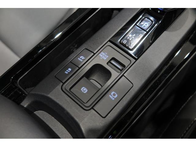 プリウス Ｚ　４ＷＤドライレコ前後　ステアリングヒーター　シートヒーター＆クーラー　ヒーテッドドアミラー　パワーバックドア　アラウンドビューモニター　オートハイビーム　レーンキープ　プッシュスタート　ＦＲソナー（31枚目）