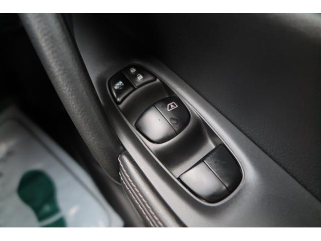 エクストレイル ２０Ｘｔ　エマージェンシーブレーキパッケージ　プッシュスタート　オートライトフォグ　パワーバックドア　ステアリングリモコン　クルーズコントロール　カプロンシート　ブラインドスポットモニター　アラウンドビューモニター　フロント・リアソナー（4枚目）