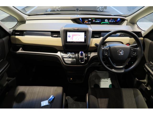 フリードハイブリッド ハイブリッド・Ｇホンダセンシング　木目調パネル　ヒーテッドドアミラー　ステアリモコン　ＬＥＤオートライト　プッシュスタート　ＴＶジャンパー　ホンダセンシング　レーンキープ　ＬＫＡＳ　アダプティブクルーズコントロール　ＥＣＯＮ（4枚目）