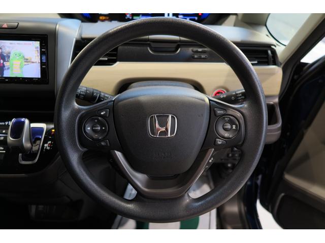 フリードハイブリッド ハイブリッド・Ｇホンダセンシング　木目調パネル　ヒーテッドドアミラー　ステアリモコン　ＬＥＤオートライト　プッシュスタート　ＴＶジャンパー　ホンダセンシング　レーンキープ　ＬＫＡＳ　アダプティブクルーズコントロール　ＥＣＯＮ（6枚目）