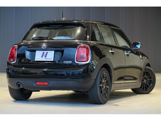 ＭＩＮＩ クーパー　ワンオーナー　純正ナビ　バックカメラ　ＥＴＣ　ＬＥＤヘッドライト　ドラレコ前後　オートワイパー　シートヒーター　ＦＲソナー　レザーシート　ＳＯＳコール　オートエアコン　ステアリングリモコン（2枚目）