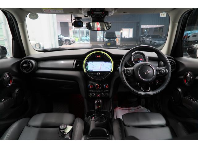 ＭＩＮＩ クーパー　ワンオーナー　純正ナビ　バックカメラ　ＥＴＣ　ＬＥＤヘッドライト　ドラレコ前後　オートワイパー　シートヒーター　ＦＲソナー　レザーシート　ＳＯＳコール　オートエアコン　ステアリングリモコン（4枚目）