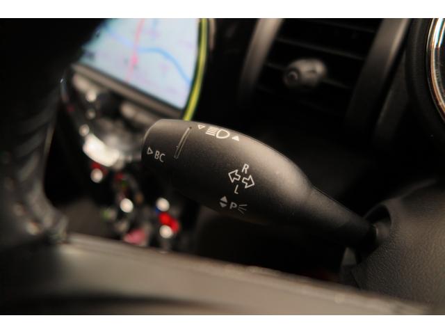 ＭＩＮＩ クーパー　ワンオーナー　純正ナビ　バックカメラ　ＥＴＣ　ＬＥＤヘッドライト　ドラレコ前後　オートワイパー　シートヒーター　ＦＲソナー　レザーシート　ＳＯＳコール　オートエアコン　ステアリングリモコン（10枚目）