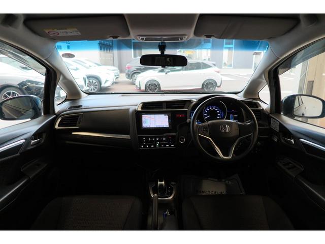 フィットハイブリッド Ｆパッケージ　ステアリングリモコン　スポーツモード　プッシュスタート　ＥＣＯＮ　純正ナビ　エンジンスターター　オートエアコン　バックカメラ（4枚目）