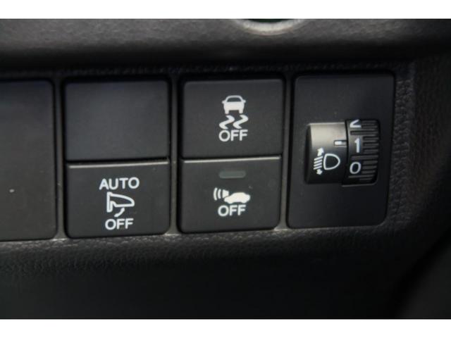 フィットハイブリッド Ｆパッケージ　ステアリングリモコン　スポーツモード　プッシュスタート　ＥＣＯＮ　純正ナビ　エンジンスターター　オートエアコン　バックカメラ（16枚目）