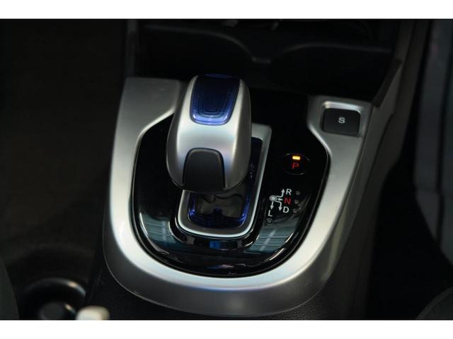 フィットハイブリッド Ｆパッケージ　ステアリングリモコン　スポーツモード　プッシュスタート　ＥＣＯＮ　純正ナビ　エンジンスターター　オートエアコン　バックカメラ（25枚目）