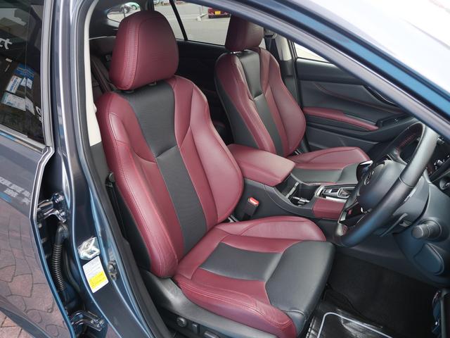 ホールド感があるボルドー／ブラックの本革シート