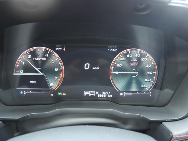 昼夜を問わず視認性の高いメーターパネルです。