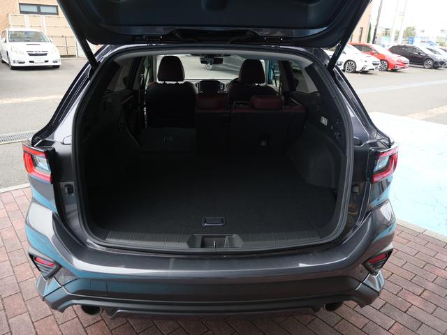 後部シートを片側ずつ倒して長さのある荷物も載せられます