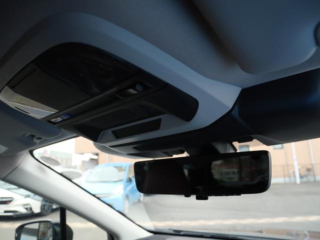 自動防眩ルームミラーで鏡面の反射率を自動で調整し、まぶしさを軽減します