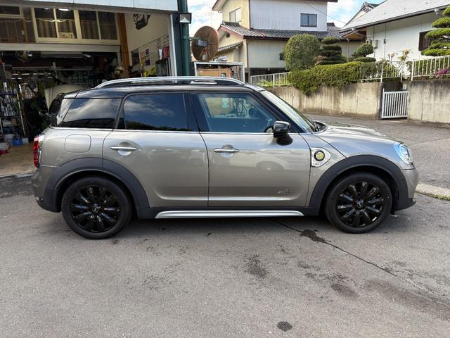 ＭＩＮＩ クーパーＳ　Ｅ　クロスオーバー　オール４　クーパーＳ　Ｅ　クロスオーバー　オール４　ＰＨＥＶ　４ＷＤ　充電コード付　クルーズコントロール　純正ナビ　Ｂｌｕｅｔｏｏｔｈ　バックカメラ　シートヒーター　電動バックドア　ＥＴＣ（5枚目）
