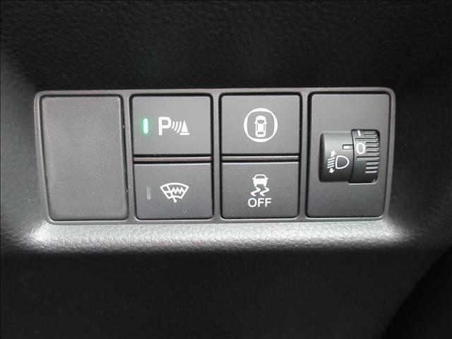 フィット ｅ：ＨＥＶホーム　４ＷＤ　メモリーナビ　Ｂｌｕｅｔｏｏｔｈ　バックモニター　ＥＴＣ　ドライブレコーダー　寒冷地仕様　ホンダセンシング　アダプティブクルーズコントロール　ＬＥＤヘッド　オートハイビーム　革巻ステアリング（4枚目）
