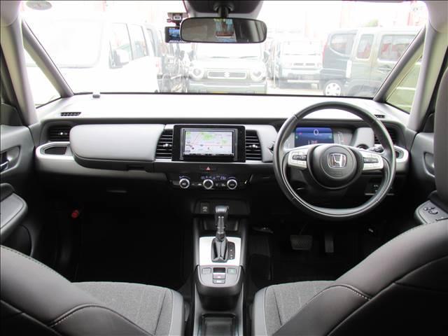 フィット ｅ：ＨＥＶホーム　４ＷＤ　メモリーナビ　Ｂｌｕｅｔｏｏｔｈ　バックモニター　ＥＴＣ　ドライブレコーダー　寒冷地仕様　ホンダセンシング　アダプティブクルーズコントロール　ＬＥＤヘッド　オートハイビーム　革巻きステアリング（2枚目）