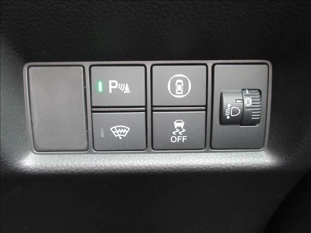 フィット ｅ：ＨＥＶホーム　４ＷＤ　メモリーナビ　Ｂｌｕｅｔｏｏｔｈ　バックモニター　ＥＴＣ　ドライブレコーダー　寒冷地仕様　ホンダセンシング　アダプティブクルーズコントロール　ＬＥＤヘッド　オートハイビーム　革巻きステアリング（4枚目）