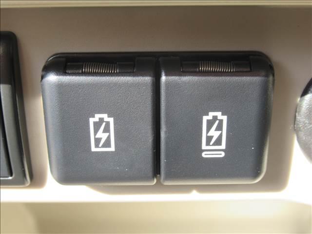 【ＵＳＢポート】エンジンがかかっている間はＵＳＢからとれる配線があれば対応の電子機器の充電が行えてとても便利です。