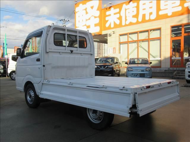 キャリイトラック KCエアコン・パワステ 4WD 禁煙車 マニュアルエアコン MT 3方開荷台 ラジオ パワーステアリング ハロゲンヘッドランプ ドリンクホルダー シガーソケット 運転席エアバック 助手席エアバック(29枚目)