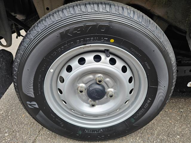 ハイゼットカーゴ ＤＸ　切り替え式４ＷＤ車検９年１０月・新品国産スタッドレスタイヤ新品ホイール新品国産夏タイヤ純正ラジオＥＴＣアイドリングＳＴＯＰキーレス両側スライドドア前席パワーウインドウＡＢＳタイベルチェーン取説・記録簿（41枚目）