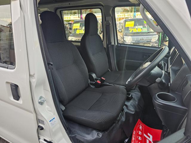 ハイゼットカーゴ ＤＸ　ＳＡＩＩＩ　切り替え式４ＷＤ車検８年１０月・新品国産スタッドレスタイヤ新品ホイール社外ナビブルートゥース社外バックカメラ新品国産夏タイヤ純正ＬＥＤヘッドライト衝突軽減ブレーキ横滑防止キーレスＡＢＳタイベルチェーン（16枚目）