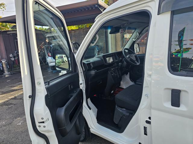 ハイゼットカーゴ ＤＸ　ＳＡＩＩＩ　切り替え式４ＷＤ車検８年１０月・新品国産スタッドレスタイヤ新品ホイール社外ナビブルートゥース社外バックカメラ新品国産夏タイヤ純正ＬＥＤヘッドライト衝突軽減ブレーキ横滑防止キーレスＡＢＳタイベルチェーン（17枚目）