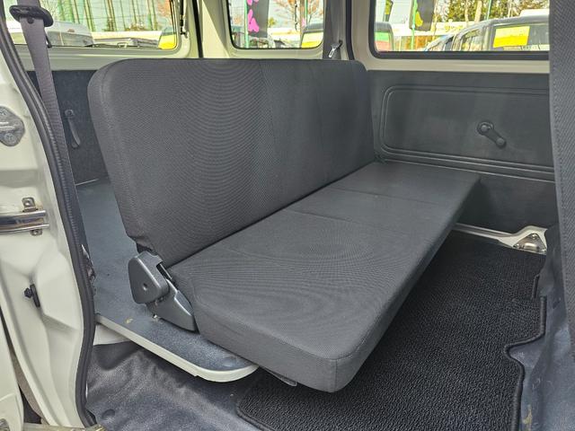 ハイゼットカーゴ ＤＸ　ＳＡＩＩＩ　切り替え式４ＷＤ車検８年１０月・新品国産スタッドレスタイヤ新品ホイール社外ナビブルートゥース社外バックカメラ新品国産夏タイヤ純正ＬＥＤヘッドライト衝突軽減ブレーキ横滑防止キーレスＡＢＳタイベルチェーン（19枚目）