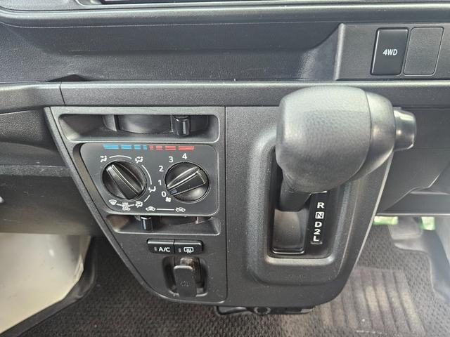 ハイゼットカーゴ ＤＸ　ＳＡＩＩＩ　切り替え式４ＷＤ車検８年１０月・新品国産スタッドレスタイヤ新品ホイール社外ナビブルートゥース社外バックカメラ新品国産夏タイヤ純正ＬＥＤヘッドライト衝突軽減ブレーキ横滑防止キーレスＡＢＳタイベルチェーン（36枚目）