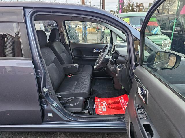 乗り降り楽々！運転席＆助手席シート、大きな汚れシミ等もなくキレイな状態です！