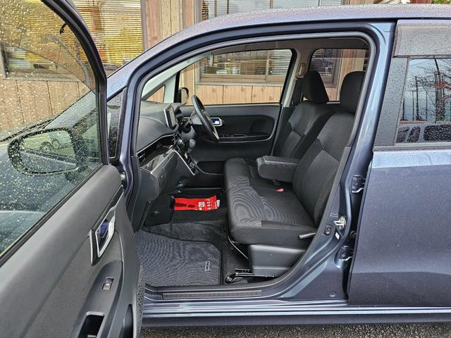 乗り降り楽々！運転席＆助手席シート、大きな汚れシミ等もなくキレイな状態です！