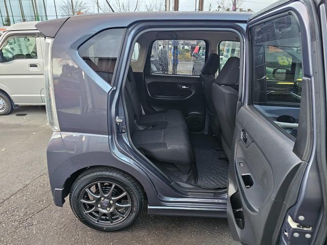 後ろも乗り降り楽々！リヤシートも大きな汚れシミ等もなくきれいな状態です！