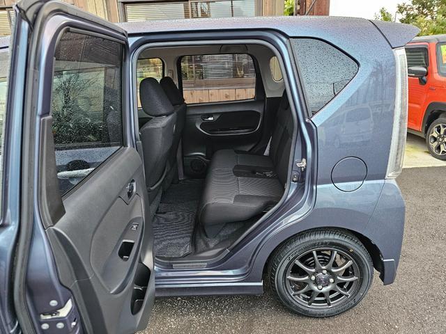 後ろも乗り降り楽々！リヤシートも大きな汚れシミ等もなくきれいな状態です！