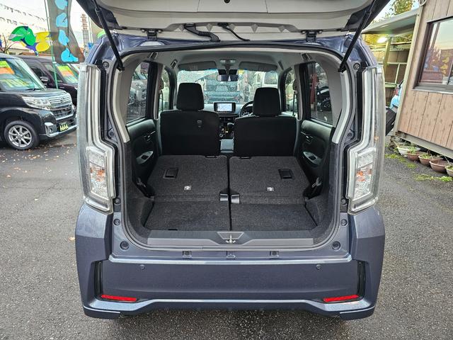 広々としたラゲッジスペース！シートアレンジで大きな荷物の積載＆収納もＯＫ！座席を倒すとフラットにもなります！大きな汚れシミ、傷等もなくきれいな状態です！