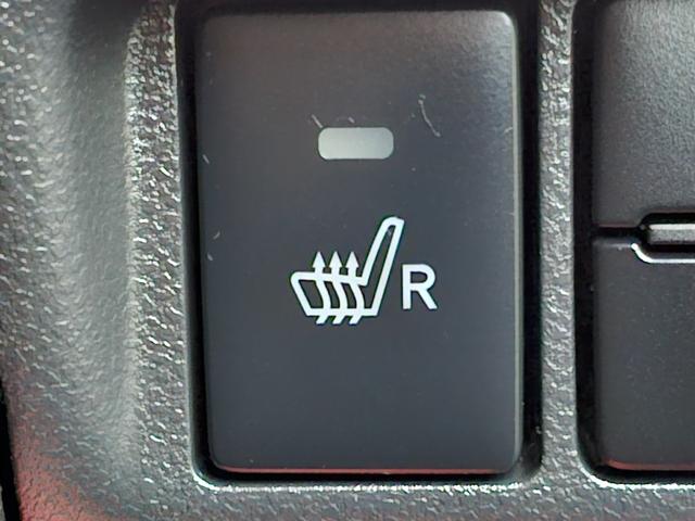 運転席ぬくぬくシートヒーター付！エンジンが温まるより先にシートが温まります。冬季にうれしい装備です。ボタン一つの簡単操作！