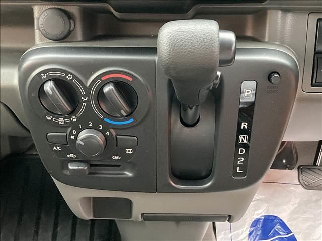 エブリイ ＰＡ　禁煙車　４ＷＤ　ヒルホールドコントロール　スズキセーフティーサポート　ＳＲＳエアバック　ＡＢＳ　アイドリングストップ　オートライト　マニュアルエアコン　ラジオ　オーバーヘッドシェリフ（11枚目）