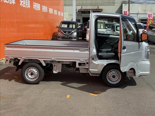 キャリイトラック ＫＣエアコン・パワステ　届出済未使用車　４ＷＤ　５ＭＴ　ラジオ　ヒルホールドコントロール　ヘッドライトレベライザー　パーキングセンサー（リア）　キーレスキー　シガーソケット　パワーステアリング　パワーウインドウ（65枚目）