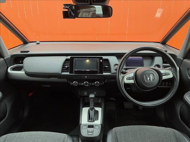 フィット ｅ：ＨＥＶホーム　禁煙車　４ＷＤナビゲーション　バックカメラ　ホンダセンシング　アダプティブクルーズコントロール　ドライブレコーダー　ＬＥＤライト　ＥＴＣ　オートエアコン　シートリフター　スマートキー　バニティーミラー（8枚目）