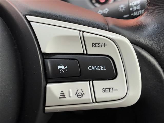 フィット ｅ：ＨＥＶホーム　禁煙車　４ＷＤナビゲーション　バックカメラ　ホンダセンシング　アダプティブクルーズコントロール　ドライブレコーダー　ＬＥＤライト　ＥＴＣ　オートエアコン　シートリフター　スマートキー　バニティーミラー（10枚目）