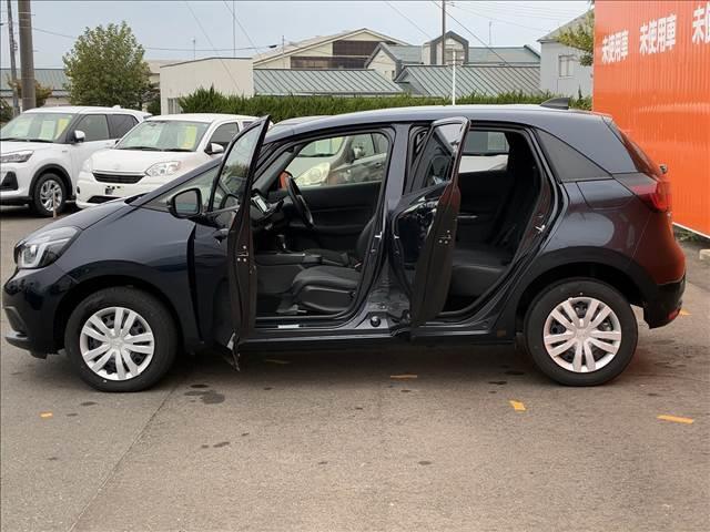 フィット ｅ：ＨＥＶホーム　禁煙車　４ＷＤナビゲーション　バックカメラ　ホンダセンシング　アダプティブクルーズコントロール　ドライブレコーダー　ＬＥＤライト　ＥＴＣ　オートエアコン　シートリフター　スマートキー　バニティーミラー（29枚目）