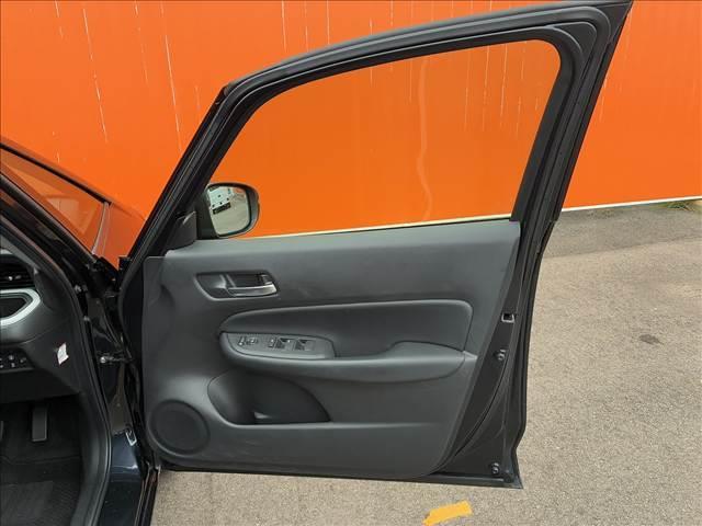 フィット ｅ：ＨＥＶホーム　禁煙車　４ＷＤナビゲーション　バックカメラ　ホンダセンシング　アダプティブクルーズコントロール　ドライブレコーダー　ＬＥＤライト　ＥＴＣ　オートエアコン　シートリフター　スマートキー　バニティーミラー（39枚目）