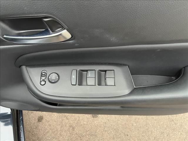 フィット ｅ：ＨＥＶホーム　禁煙車　４ＷＤナビゲーション　バックカメラ　ホンダセンシング　アダプティブクルーズコントロール　ドライブレコーダー　ＬＥＤライト　ＥＴＣ　オートエアコン　シートリフター　スマートキー　バニティーミラー（40枚目）