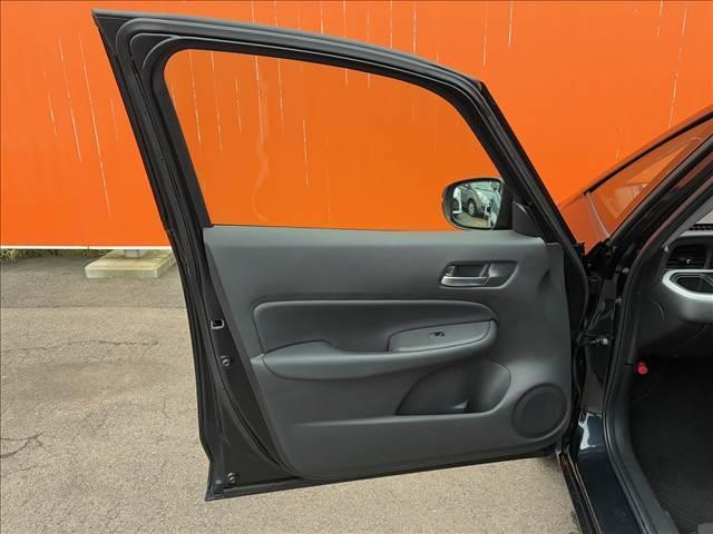 フィット ｅ：ＨＥＶホーム　禁煙車　４ＷＤナビゲーション　バックカメラ　ホンダセンシング　アダプティブクルーズコントロール　ドライブレコーダー　ＬＥＤライト　ＥＴＣ　オートエアコン　シートリフター　スマートキー　バニティーミラー（44枚目）