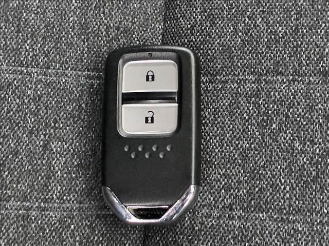 フィット ｅ：ＨＥＶホーム　禁煙車　４ＷＤナビゲーション　バックカメラ　ホンダセンシング　アダプティブクルーズコントロール　ドライブレコーダー　ＬＥＤライト　ＥＴＣ　オートエアコン　シートリフター　スマートキー　バニティーミラー（80枚目）