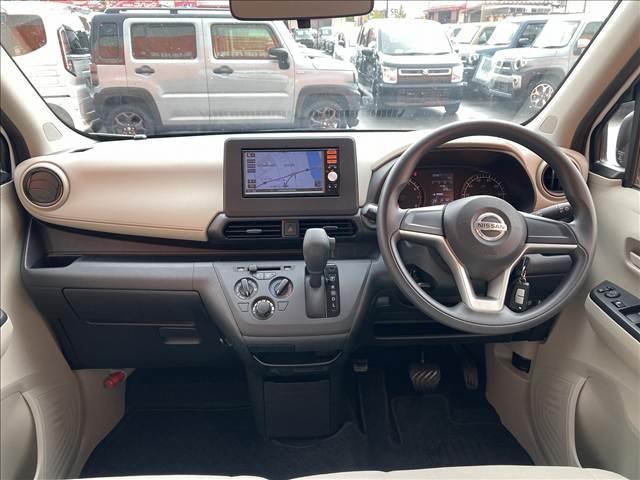 デイズ Ｂ　禁煙車　ＳＤナビ　マニュアルエアコン　キーレスキー　バニティーミラー　アイドリングストップ　パワーステアリング　パワーウインドウ　横滑り抑制機能　シートリフター　チルトステアリング（8枚目）