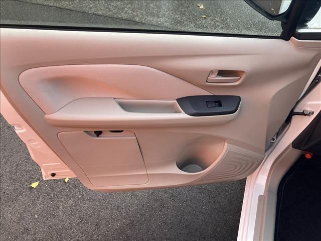 デイズ Ｂ　禁煙車　ＳＤナビ　マニュアルエアコン　キーレスキー　バニティーミラー　アイドリングストップ　パワーステアリング　パワーウインドウ　横滑り抑制機能　シートリフター　チルトステアリング（31枚目）