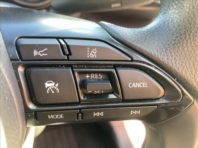 【レーダークルーズ】高速道路での追従機能。前の車との車間距離を一定に保ち、走ってくれます。これがあると長い距離を高速道路で走る際に非常に便利です。快適なロングドライブに繋がります。