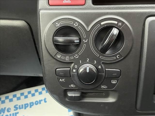 【マニュアルエアコン】マニュアルエアコンは操作が比較的シンプルで直感的です。温度調整や風量調整、風向きの設定などが、基本的なボタンやつまみで行えます。