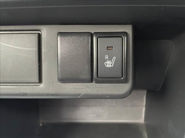 【シートヒーター】寒い冬にはあったら快適な装備です。山形の冬でも快適にお過ごしいただけます。特に女性の方に喜んでもらえることが多いです。