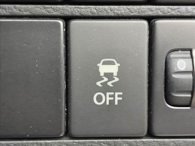 【横滑り防止装置】安定した走行を実現するためのシステム。車がスリップする挙動をシステムが検知したら自動でエンジンの出力を下げ、スリップのリスクを軽減させます。